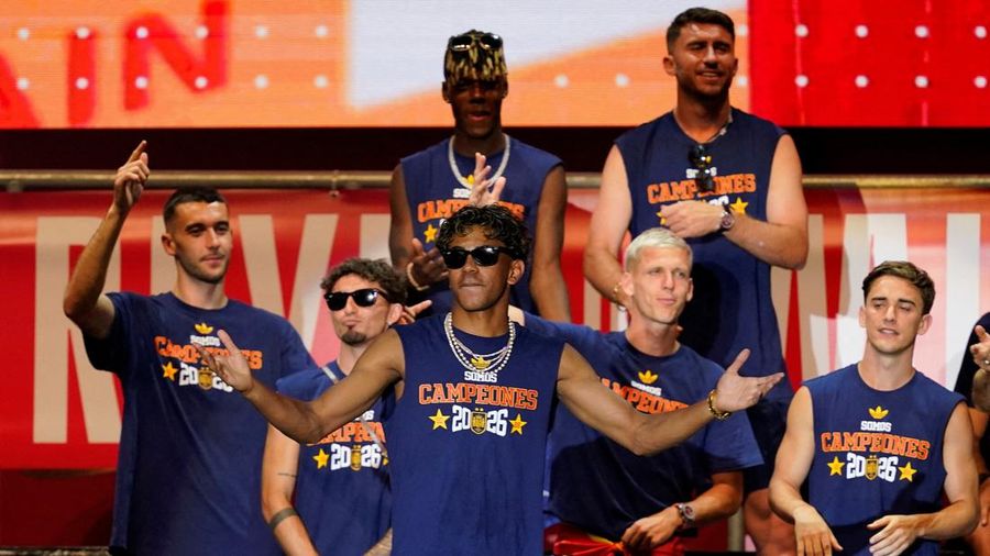 Pedro Porro bersama rekan-rekannya merayakan gelar juara Piala Dunia FIFA 2026 di atas panggung Plaza de Cibeles, Madrid, disaksikan ribuan suporter yang memadati lokasi usai parade kemenangan, Senin (20/7/2026).