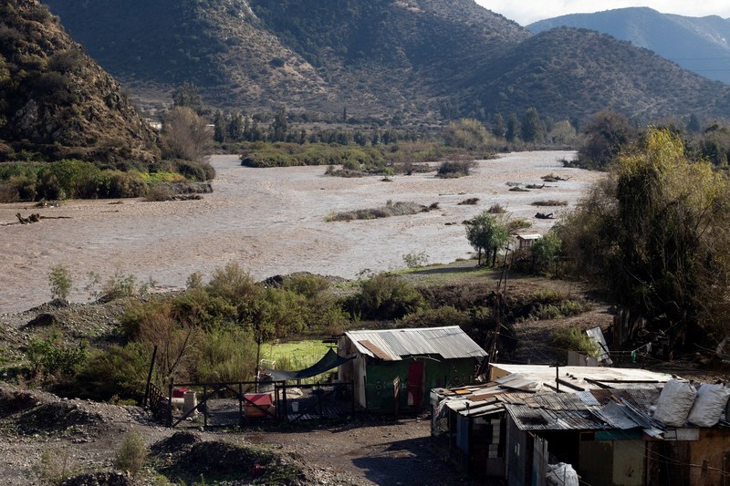 Pemerintah Chile menetapkan keadaan darurat di wilayah tengah utara negara itu pada Senin (20/7/2026) setelah hujan ekstrem yang dipicu front cuaca menyebabkan banjir besar, merusak infrastruktur, dan menewaskan sedikitnya lima orang. (Tangkapan Layar Video Reuters/)