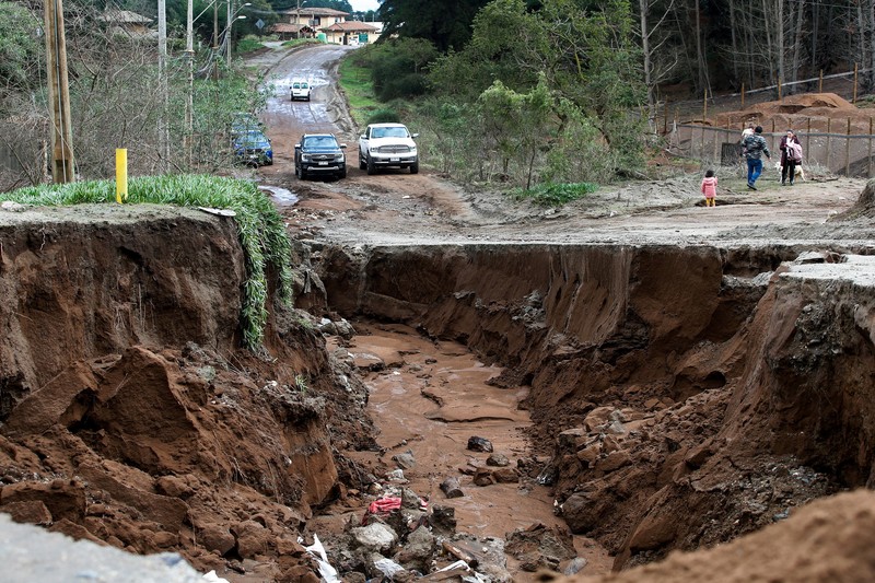 Pemerintah Chile menetapkan keadaan darurat di wilayah tengah utara negara itu pada Senin (20/7/2026) setelah hujan ekstrem yang dipicu front cuaca menyebabkan banjir besar, merusak infrastruktur, dan menewaskan sedikitnya lima orang. (Tangkapan Layar Video Reuters/)