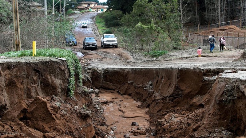 Pemandangan tanah longsor besar-besaran di sebuah jalan di lingkungan pinggiran kota setelah hujan lebat akibat front cuaca yang menyebabkan banjir dan mendorong pihak berwenang Chili untuk menyatakan keadaan darurat preventif pada awal pekan ini, di