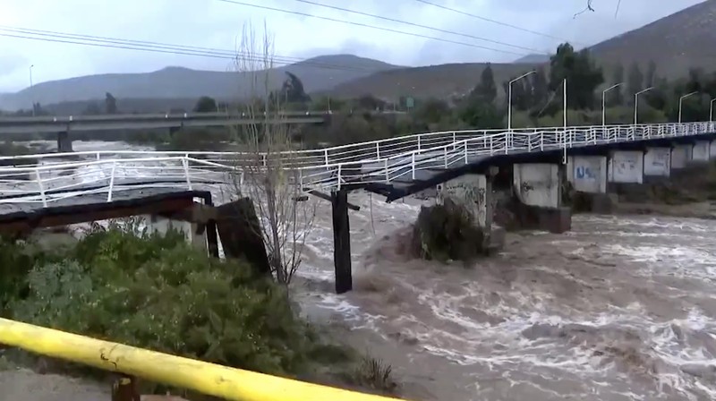 Pemerintah Chile menetapkan keadaan darurat di wilayah tengah utara negara itu pada Senin (20/7/2026) setelah hujan ekstrem yang dipicu front cuaca menyebabkan banjir besar, merusak infrastruktur, dan menewaskan sedikitnya lima orang. (Tangkapan Layar Video Reuters/)