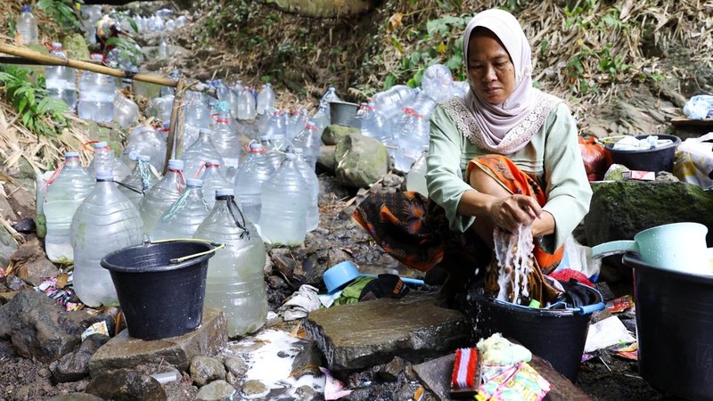 Penduduk desa mengumpulkan air mata air di daerah yang dilanda kekeringan selama musim kemarau, di tengah perkiraan bahwa El Niño dapat menyebabkan kondisi yang lebih kering dari biasanya, di desa Gunung Batur, Cilegon. (REUTERS/Ajeng Dinar Ulfiana)