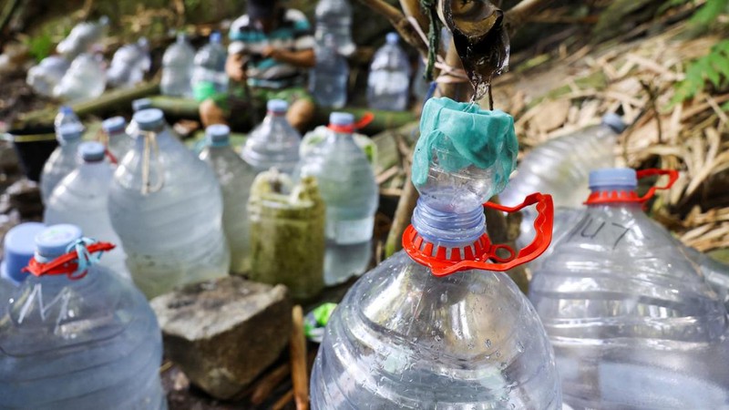 Penduduk desa mengumpulkan air mata air di daerah yang dilanda kekeringan selama musim kemarau, di tengah perkiraan bahwa El Niño dapat menyebabkan kondisi yang lebih kering dari biasanya, di desa Gunung Batur, Cilegon. (REUTERS/Ajeng Dinar Ulfiana)