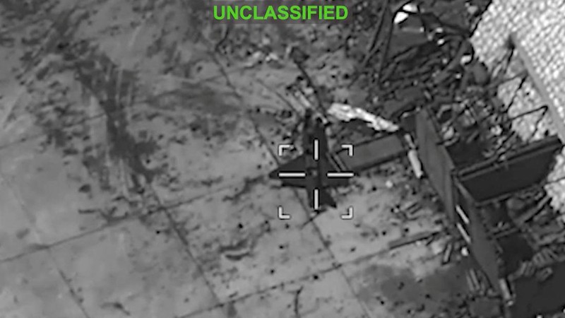 Peralatan militer menjadi sasaran di lokasi yang tidak diketahui, selama apa yang menurut Komando Pusat AS adalah serangan terhadap Iran, Senin (20/7/2026). (via REUTERS/U.S. Central Command)
