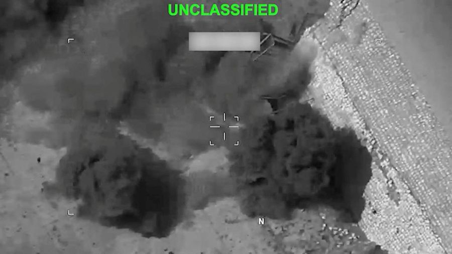 Peralatan militer menjadi sasaran di lokasi yang tidak diketahui, selama apa yang menurut Komando Pusat AS adalah serangan terhadap Iran, Senin (20/7/2026). (via REUTERS/U.S. Central Command)