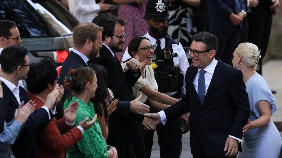Perdana Menteri Inggris yang baru dilantik, Andy Burnham, bersama istrinya Marie-France van Heel, menyapa para anggota parlemen dan pendukung di luar 10 Downing Street setelah resmi menjabat, di London, Inggris, 20 Juli 2026.