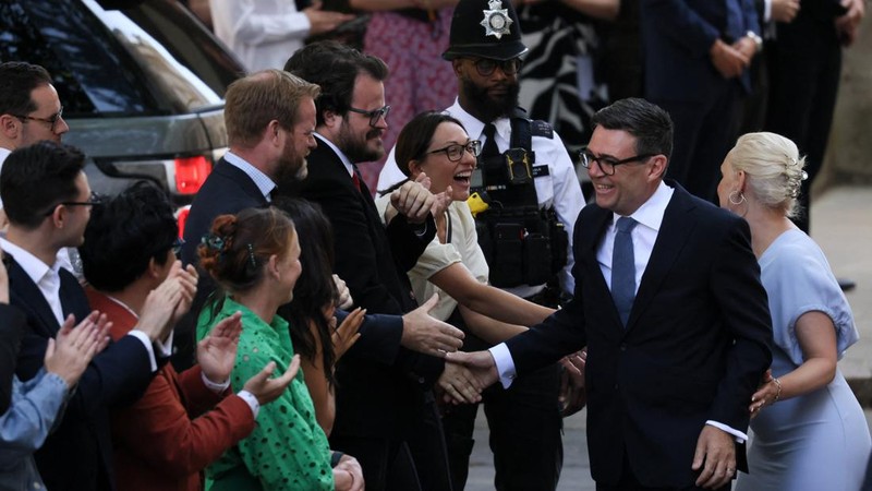 Perdana Menteri Inggris yang baru dilantik, Andy Burnham, bersama istrinya Marie-France van Heel, menyapa para anggota parlemen dan pendukung di luar 10 Downing Street setelah resmi menjabat, di London, Inggris, 20 Juli 2026.