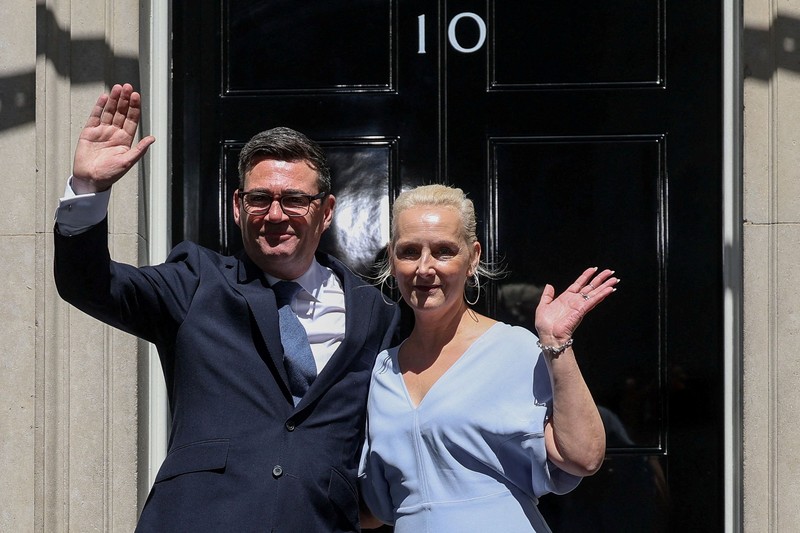 Perdana Menteri Inggris yang baru dilantik, Andy Burnham, menyampaikan pidato di luar 10 Downing Street setelah resmi menjabat, di London, Inggris, 20 Juli 2026. (REUTERS/Isabel Infantes)