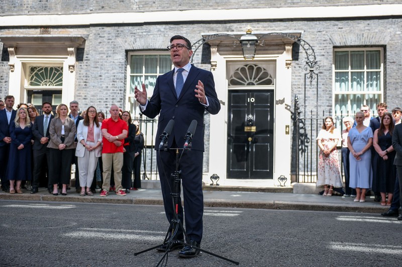 Perdana Menteri Inggris yang baru dilantik, Andy Burnham, menyampaikan pidato di luar 10 Downing Street setelah resmi menjabat, di London, Inggris, 20 Juli 2026. (REUTERS/Isabel Infantes)
