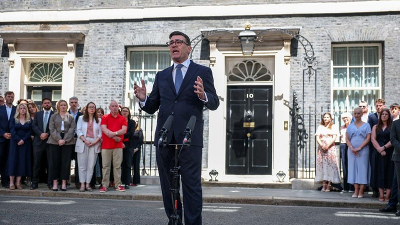 Perdana Menteri Inggris yang baru dilantik, Andy Burnham, menyampaikan pidato di luar 10 Downing Street setelah resmi menjabat, di London, Inggris, 20 Juli 2026. (REUTERS/Isabel Infantes)