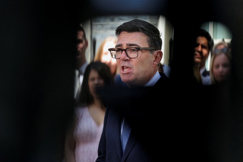 Perdana Menteri Inggris yang baru dilantik, Andy Burnham, menyampaikan pidato di luar 10 Downing Street setelah resmi menjabat, di London, Inggris, 20 Juli 2026. (REUTERS/Isabel Infantes)