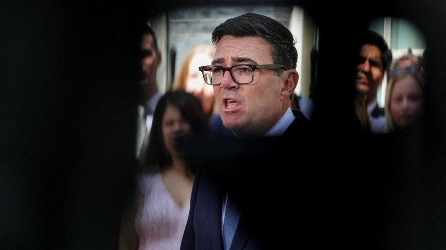 Perdana Menteri Inggris yang baru dilantik, Andy Burnham, menyampaikan pidato di luar 10 Downing Street setelah resmi menjabat, di London, Inggris, 20 Juli 2026.