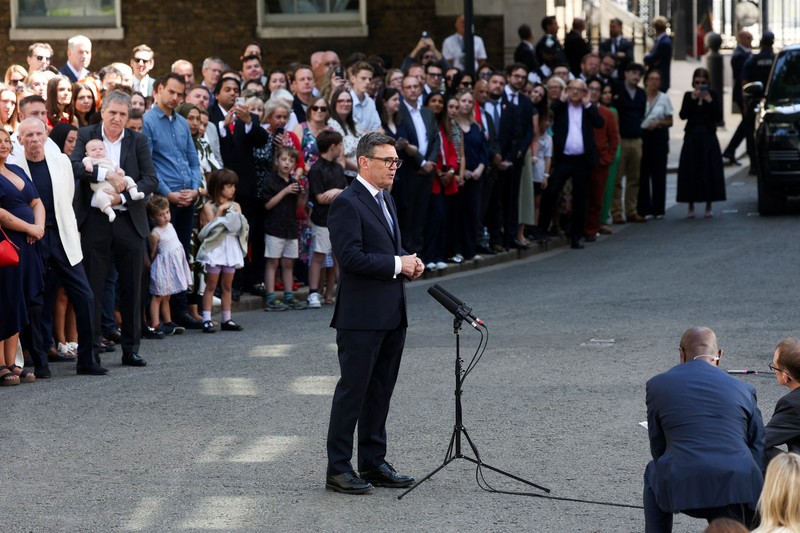 Perdana Menteri Inggris yang baru dilantik, Andy Burnham, menyampaikan pidato di luar 10 Downing Street setelah resmi menjabat, di London, Inggris, 20 Juli 2026. (REUTERS/Isabel Infantes)
