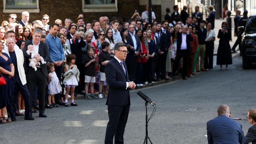 Perdana Menteri Inggris yang baru dilantik, Andy Burnham, menyampaikan pidato di luar 10 Downing Street setelah resmi menjabat, di London, Inggris, 20 Juli 2026.