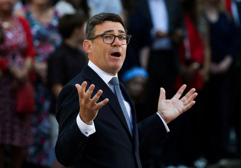 Perdana Menteri Inggris yang baru dilantik, Andy Burnham, menyampaikan pidato di luar 10 Downing Street setelah resmi menjabat, di London, Inggris, 20 Juli 2026. (REUTERS/Isabel Infantes)