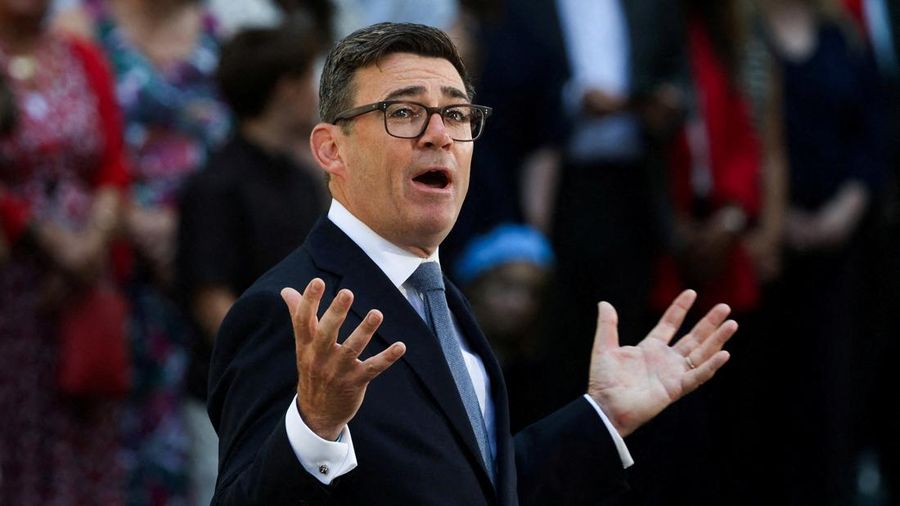 Perdana Menteri Inggris yang baru dilantik, Andy Burnham, menyampaikan pidato di luar 10 Downing Street setelah resmi menjabat, di London, Inggris, 20 Juli 2026.