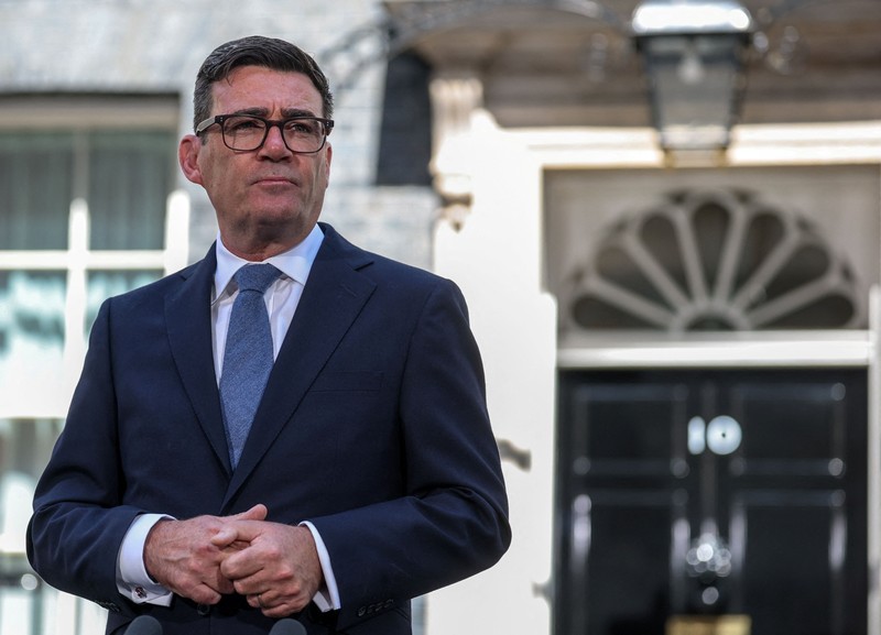 Perdana Menteri Inggris yang baru dilantik, Andy Burnham, menyampaikan pidato di luar 10 Downing Street setelah resmi menjabat, di London, Inggris, 20 Juli 2026. (REUTERS/Isabel Infantes)
