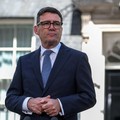 Perdana Menteri Inggris yang baru dilantik, Andy Burnham, tampak memperhatikan saat menyampaikan pidato di luar 10 Downing Street setelah resmi menjabat, di London, Inggris, 20 Juli 2026. (REUTERS/Isabel Infantes)