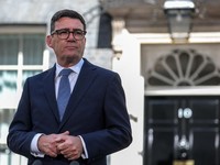 Perdana Menteri Inggris yang baru dilantik, Andy Burnham, tampak memperhatikan saat menyampaikan pidato di luar 10 Downing Street setelah resmi menjabat, di London, Inggris, 20 Juli 2026. (REUTERS/Isabel Infantes)
