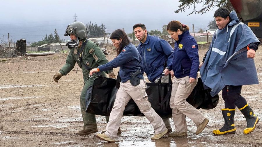 Petugas polisi mengangkut jenazah korban tanah longsor setelah hujan deras akibat front cuaca yang menyebabkan banjir, dan mendorong pihak berwenang Chili untuk menyatakan keadaan darurat di La Serena, Chili, 20 Juli 2026.