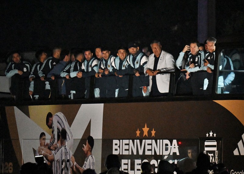 Tampak dari udara para pemain Argentina disambut ribuan suporter saat tiba di Buenos Aires setelah kalah dari Spanyol pada final Piala Dunia FIFA 2026, Senin (20/7/2026).  (REUTERS/Matias Baglietto)