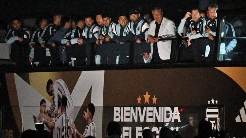 Presiden Asosiasi Sepak Bola Argentina (AFA) Claudio Tapia bersama para pemain tiba di markas AFA di pinggiran Buenos Aires setelah Argentina kalah dari Spanyol pada final Piala Dunia FIFA 2026, Senin (20/7/2026).