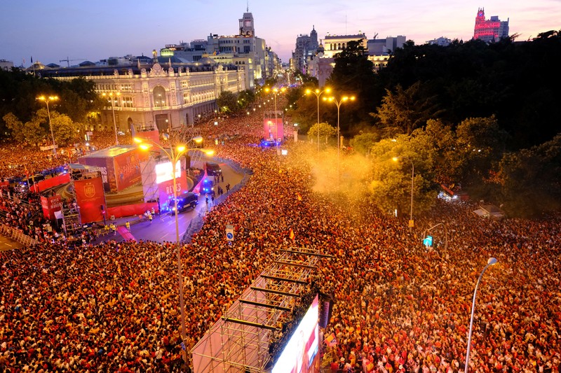 Ribuan suporter Spanyol memadati Plaza de Cibeles di Madrid untuk merayakan keberhasilan tim nasional menjuarai Piala Dunia FIFA 2026 dalam parade kemenangan, Senin (20/7/2026). (REUTERS/Nacho Doce)