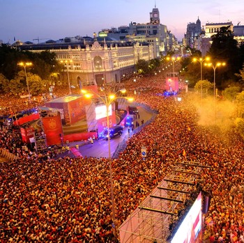 Ribuan suporter Spanyol memadati Plaza de Cibeles di Madrid untuk merayakan keberhasilan tim nasional menjuarai Piala Dunia FIFA 2026 dalam parade kemenangan, Senin (20/7/2026). (REUTERS/Nacho Doce)