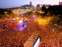 Ribuan suporter Spanyol memadati Plaza de Cibeles di Madrid untuk merayakan keberhasilan tim nasional menjuarai Piala Dunia FIFA 2026 dalam parade kemenangan, Senin (20/7/2026). (REUTERS/Nacho Doce)