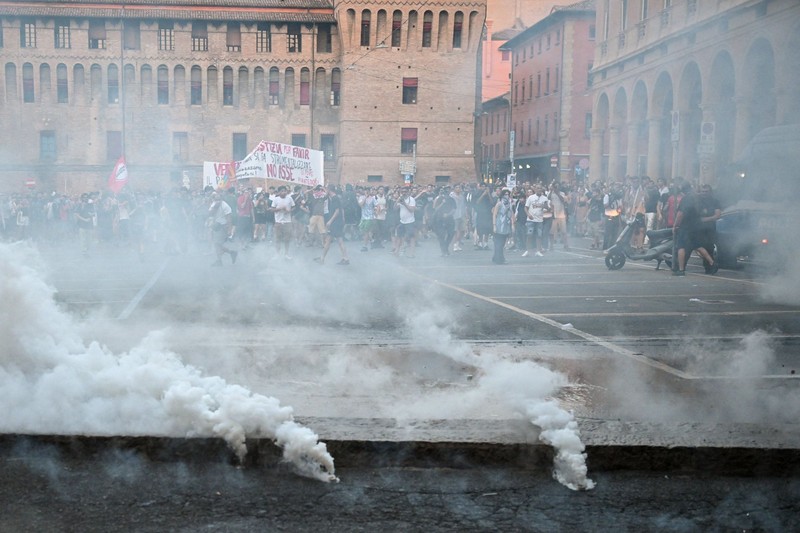 Ricuh saat protes menyusul kematian Abderrahim Fakir, di Bologna, Italia, Senin (20/7/2026). (REUTERS/Michele Lapini)