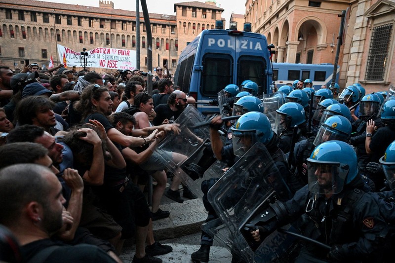 Ricuh saat protes menyusul kematian Abderrahim Fakir, di Bologna, Italia, Senin (20/7/2026). (REUTERS/Michele Lapini)
