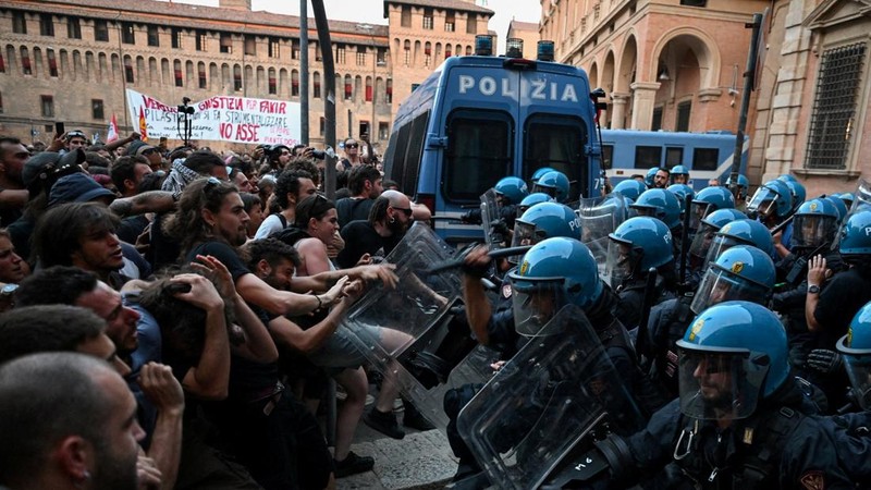Ricuh saat protes menyusul kematian Abderrahim Fakir, di Bologna, Italia, Senin (20/7/2026). (REUTERS/Michele Lapini)