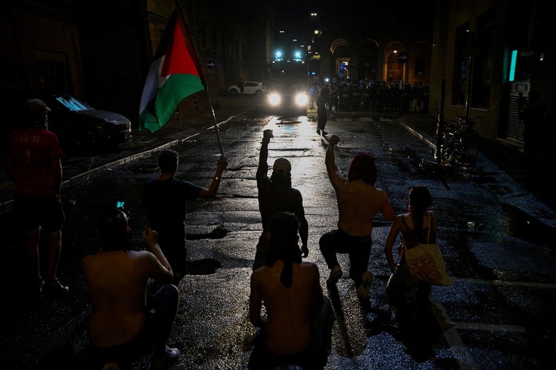 Ricuh saat protes menyusul kematian Abderrahim Fakir, di Bologna, Italia, Senin (20/7/2026). (REUTERS/Michele Lapini)