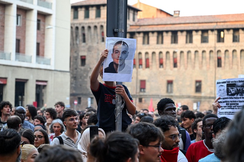 Ricuh saat protes menyusul kematian Abderrahim Fakir, di Bologna, Italia, Senin (20/7/2026). (REUTERS/Michele Lapini)