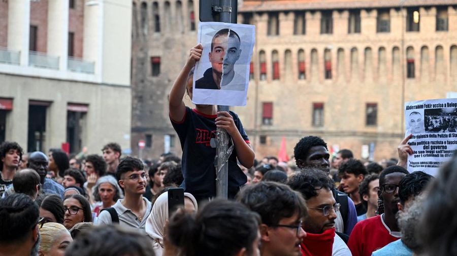 Ricuh saat protes menyusul kematian Abderrahim Fakir, di Bologna, Italia, Senin (20/7/2026). (REUTERS/Michele Lapini)