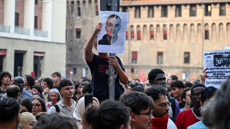 Ricuh saat protes menyusul kematian Abderrahim Fakir, di Bologna, Italia, Senin (20/7/2026). (REUTERS/Michele Lapini)