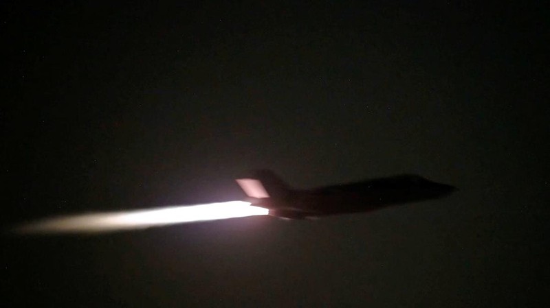 Sebuah pesawat militer AS terbang di lokasi yang tidak diketahui, selama apa yang dikatakan Komando Pusat AS (CENTCOM) sebagai serangan terhadap Iran, dalam tangkapan layar ini yang diambil dari video yang dirilis pada 20 Juli 2026. ( U.S. Central Command/Handout via REUTERS)