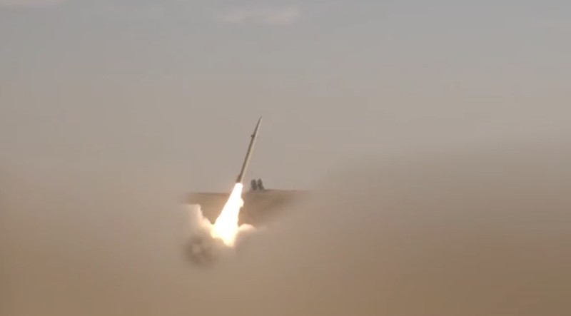 Sebuah rudal Iran diluncurkan ke lokasi yang tidak diketahui dalam gambar yang dirilis pada Selasa (21/7/2026). (Tangkapan Layar Video/REUTERS)