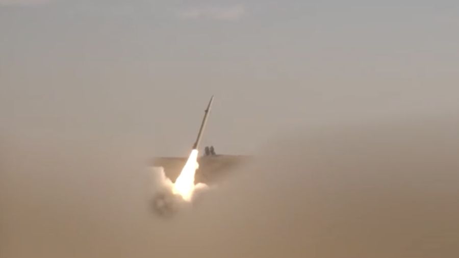 Sebuah rudal Iran diluncurkan ke lokasi yang tidak diketahui dalam gambar yang dirilis pada Selasa (21/7/2026). (Tangkapan Layar Video/REUTERS)