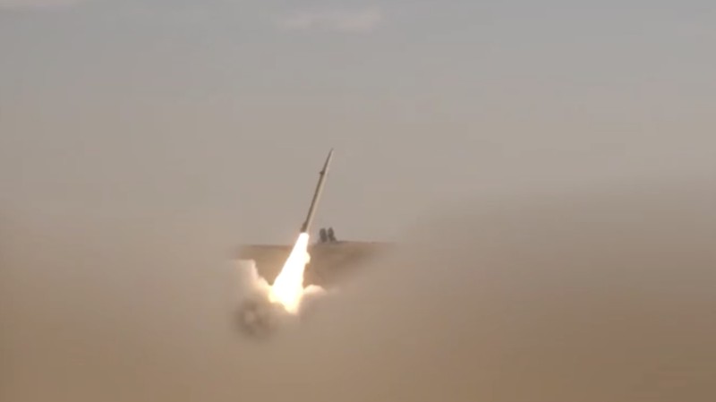 Sebuah rudal Iran diluncurkan ke lokasi yang tidak diketahui dalam gambar yang dirilis pada Selasa (21/7/2026). (Tangkapan Layar Video/REUTERS)