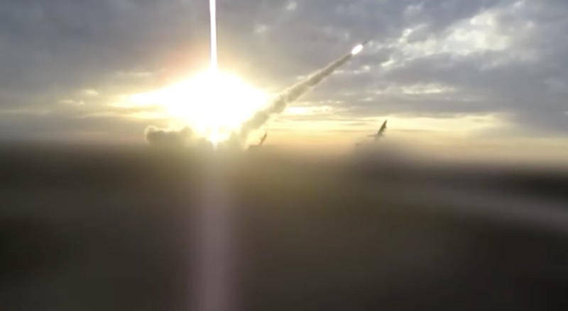 Sebuah rudal Iran diluncurkan ke lokasi yang tidak diketahui dalam gambar yang dirilis pada Selasa (21/7/2026). (Tangkapan Layar Video/REUTERS)
