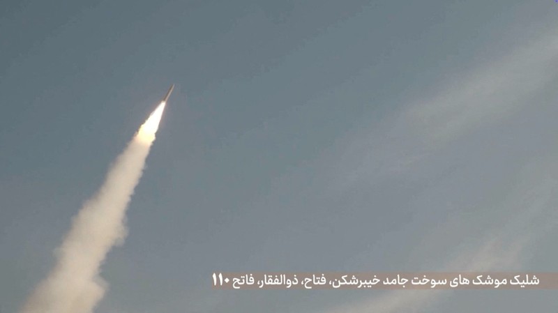 Sebuah rudal Iran diluncurkan ke lokasi yang tidak diketahui dalam gambar yang dirilis pada Selasa (21/7/2026). (Tangkapan Layar Video/REUTERS)