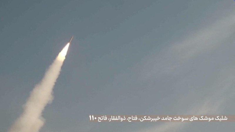Sebuah rudal Iran diluncurkan ke lokasi yang tidak diketahui dalam gambar yang dirilis pada Selasa (21/7/2026). (WANA Via Pool/REUTERS)
