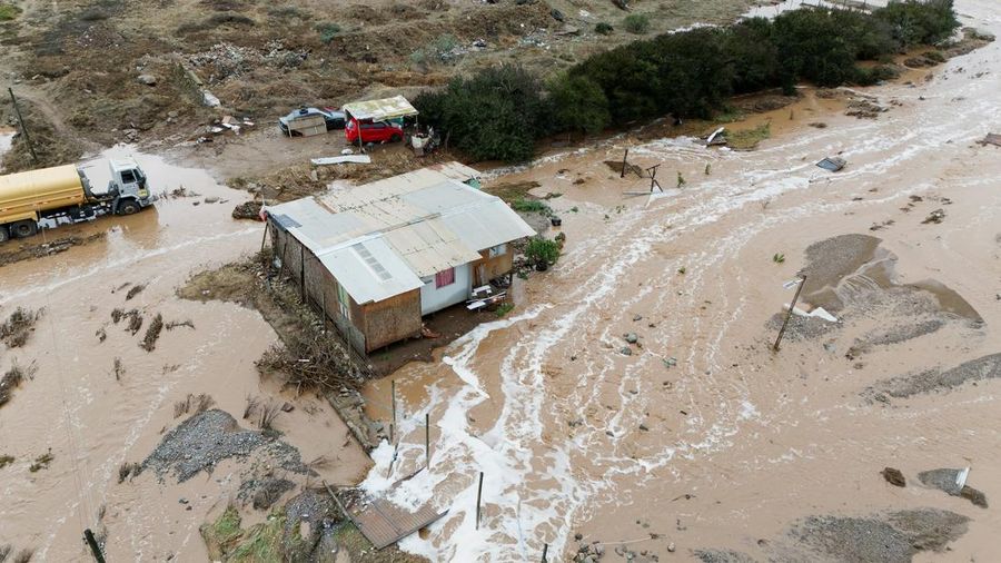 Sebuah tayangan drone menunjukkan sebuah rumah yang dikelilingi air banjir setelah hujan lebat akibat front cuaca yang menyebabkan banjir dan mendorong pihak berwenang Chili untuk menyatakan keadaan darurat di La Serena, Chili, 20 Juli 2026.