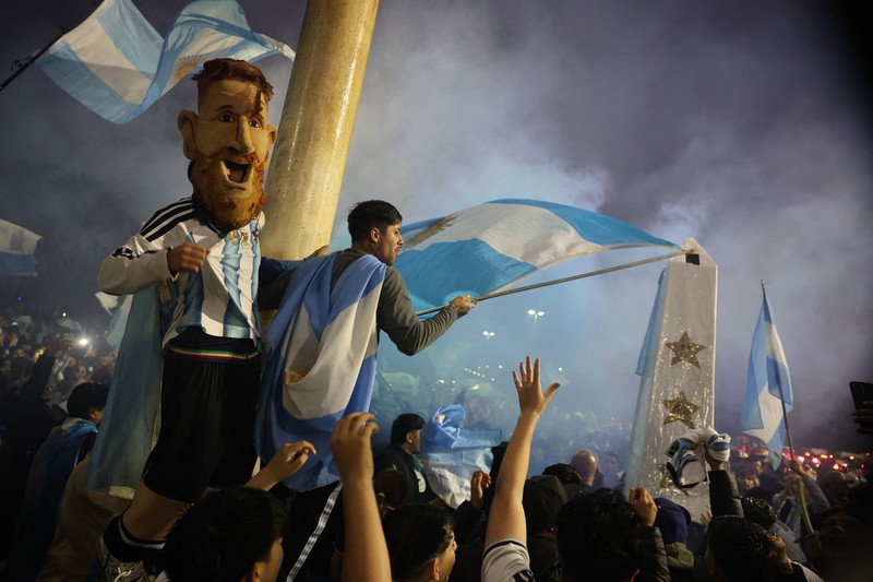 Tampak dari udara para pemain Argentina disambut ribuan suporter saat tiba di Buenos Aires setelah kalah dari Spanyol pada final Piala Dunia FIFA 2026, Senin (20/7/2026).  (REUTERS/Matias Baglietto)
