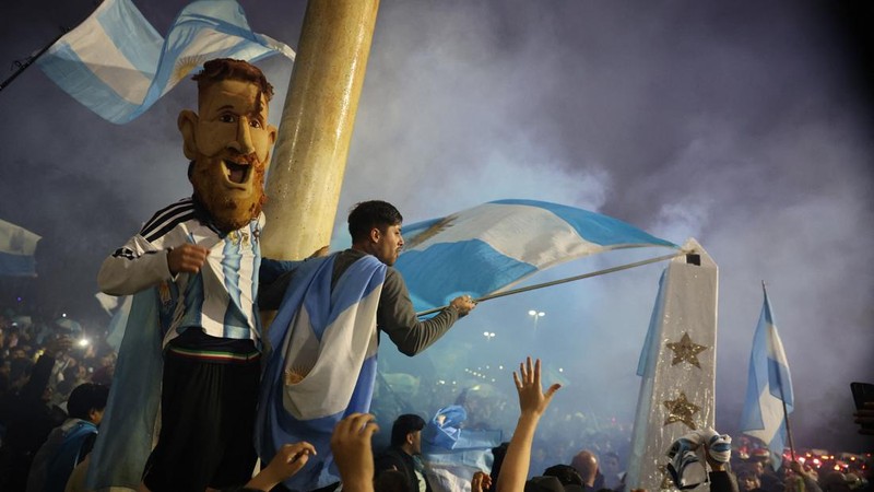 Suporter Argentina berkumpul di markas Asosiasi Sepak Bola Argentina (AFA) di pinggiran Buenos Aires untuk menyambut para pemain yang baru kembali usai kalah dari Spanyol pada final Piala Dunia FIFA 2026, Senin (20/7/2026).
