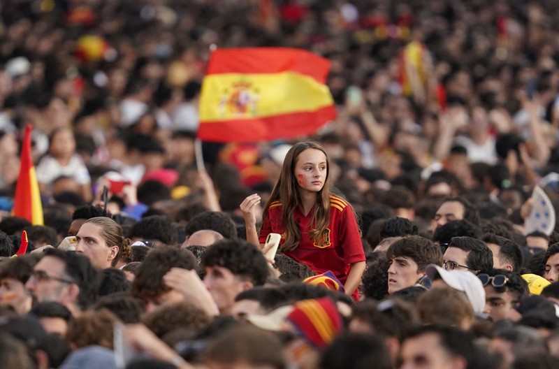 Ribuan suporter Spanyol memadati Plaza de Cibeles di Madrid untuk merayakan keberhasilan tim nasional menjuarai Piala Dunia FIFA 2026 dalam parade kemenangan, Senin (20/7/2026). (REUTERS/Nacho Doce)