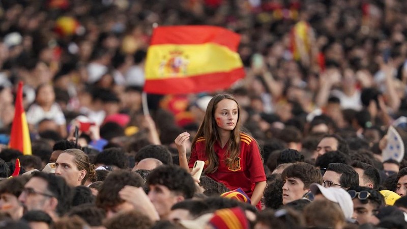 Suporter Spanyol memadati Plaza de Cibeles di Madrid untuk merayakan keberhasilan tim nasional menjuarai Piala Dunia FIFA 2026 dalam parade kemenangan, Senin (20/7/2026).