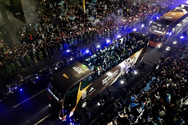 Tampak dari udara para pemain Argentina disambut ribuan suporter saat tiba di Buenos Aires setelah kalah dari Spanyol pada final Piala Dunia FIFA 2026, Senin (20/7/2026).  (REUTERS/Matias Baglietto)