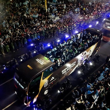 Tampak dari udara para pemain Argentina disambut ribuan suporter saat tiba di Buenos Aires setelah kalah dari Spanyol pada final Piala Dunia FIFA 2026, Senin (20/7/2026).  (REUTERS/Matias Baglietto)